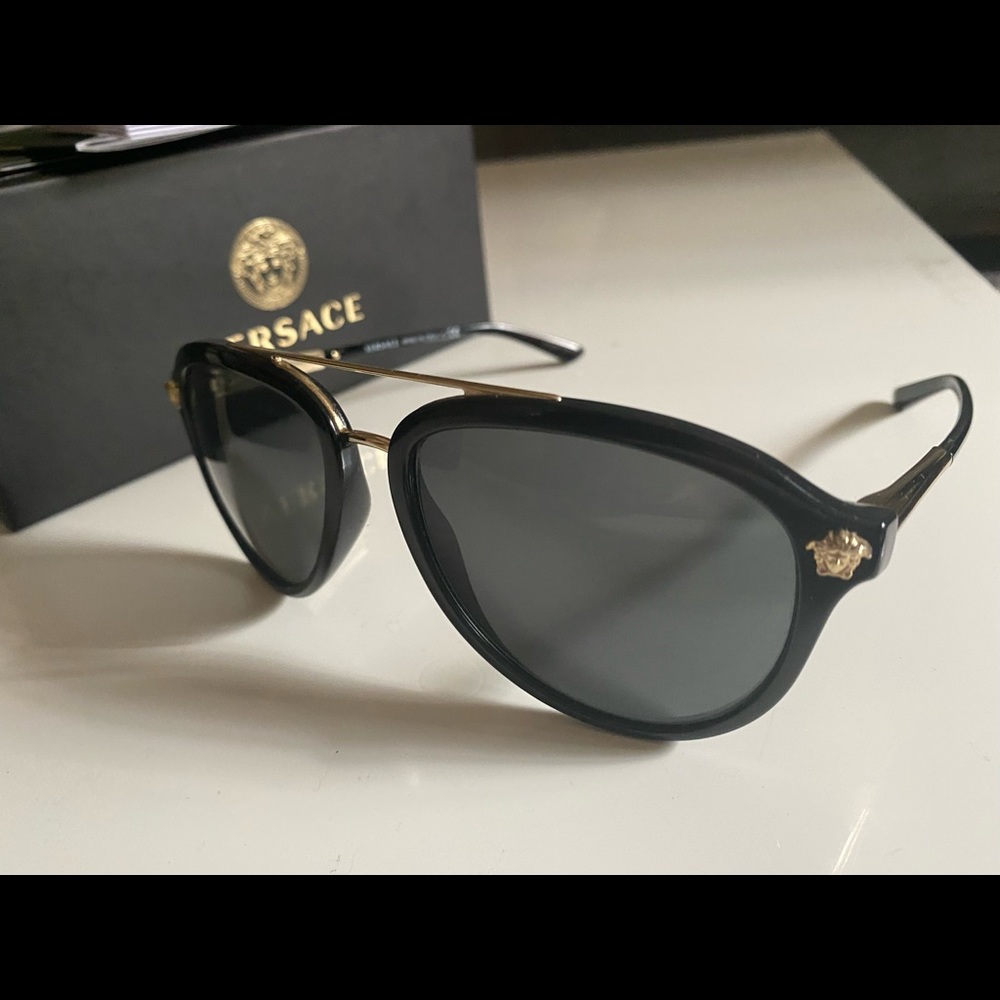 Authentic Versace sunglasses Mod.4314. ALL DOCUMENTS. INTERNATIONAL WARRANTY.